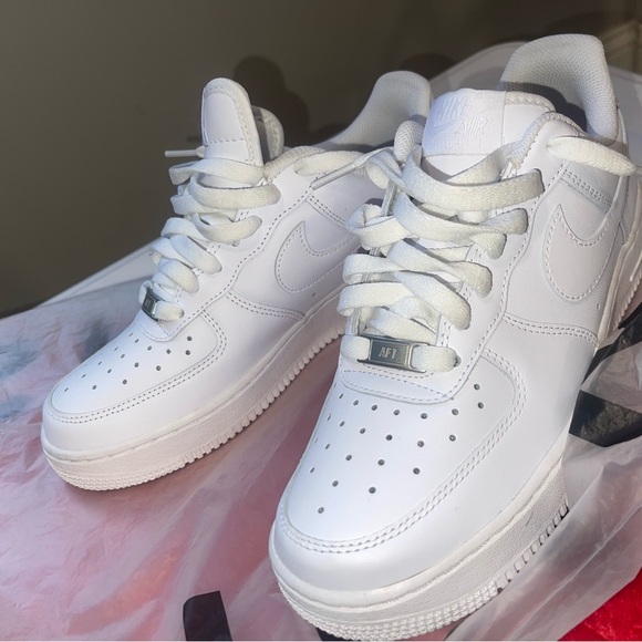 NIKE AIR FORCE 1s 07’ WHITE size 7.5 Men - Picture 3 of 4